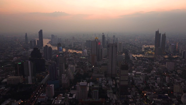 空中天际线曼谷城市景观从Mahanakorn Skywalk和美丽的黄昏峰日落的商业城市市中心，曼谷，泰国的城市景观首都和金融中心视频素材