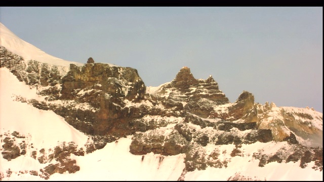 雪覆盖着陡峭的山峰。视频素材