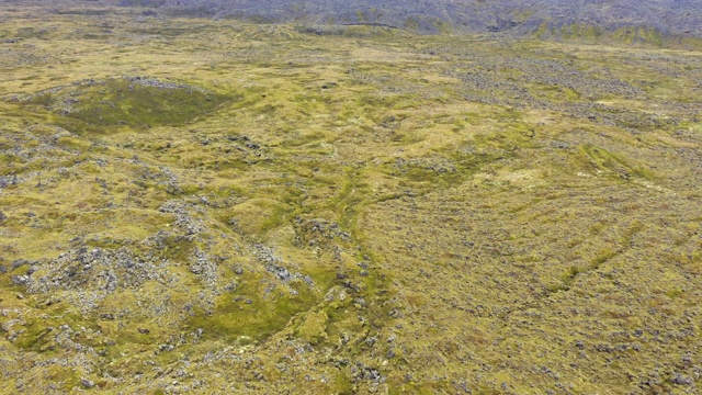 飞越冰岛的Eldhraun熔岩场，空中4k高角度无人机拍摄视频素材