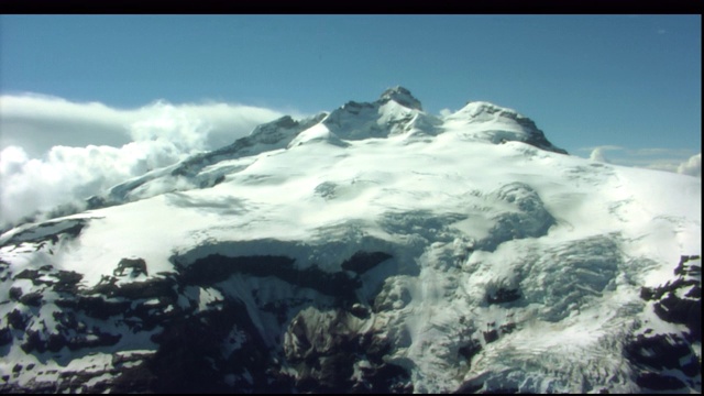 云在雪山周围飘荡。视频素材