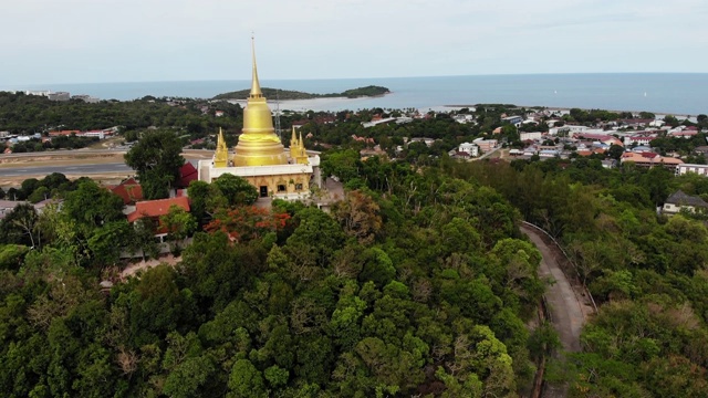 经典佛寺之间的森林。从空中俯瞰泰国山上绿树间的佛教寺院。苏梅岛。旅游、冥想、东方生活的理念。亚洲村视频素材