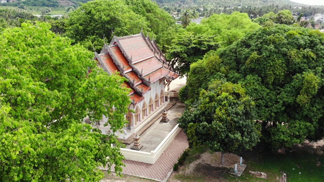 经典佛寺之间的森林。从空中俯瞰泰国山上绿树间的佛教寺院。苏梅岛。旅游、冥想、东方生活的理念。亚洲村视频素材