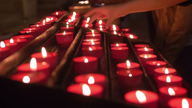 天主教堂里虔诚的信徒点燃的蜡烛视频素材
