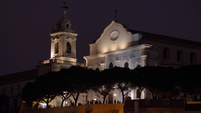 里斯本传统建筑在山的建筑在夜晚的城市风景葡萄牙视频素材