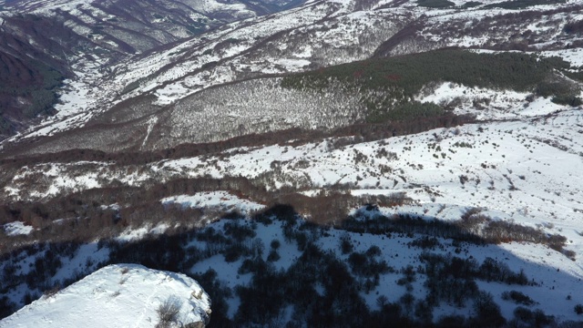 无人机拍摄的雪山视频素材