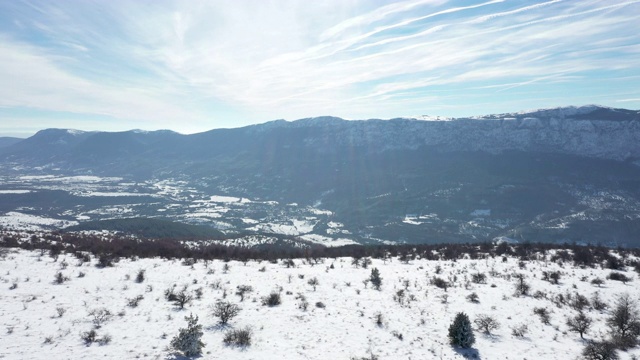 冬天到了，雪把山都变白了视频素材