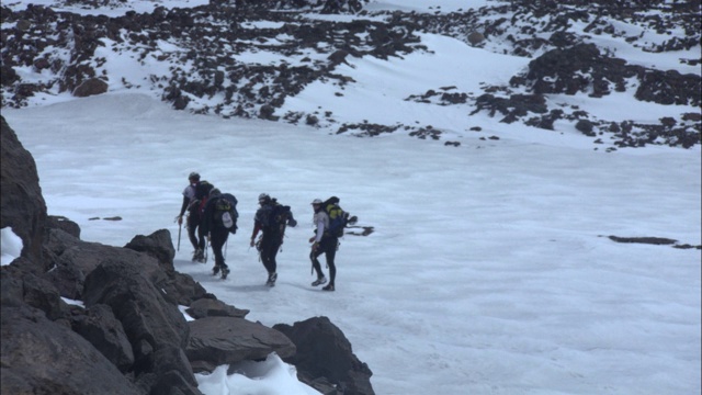 探索频道生态挑战赛的运动员们穿过巴塔哥尼亚雪山的山顶。视频素材