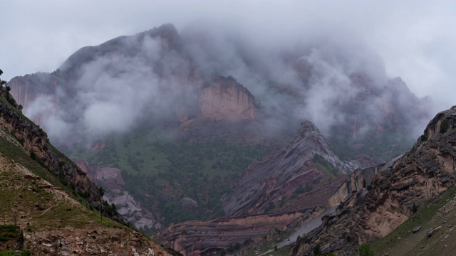 吉尔吉斯斯坦红山雨天的时间流逝视频素材