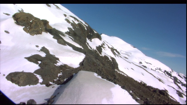 徒步旅行者走在岩石山顶上。视频素材