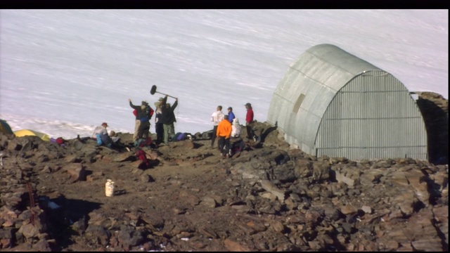 白雪覆盖的山峰俯瞰着山谷中的湖泊。视频素材