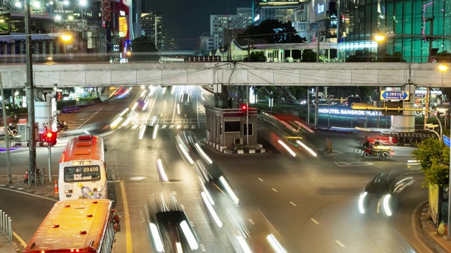 泰国曼谷下班后高峰时段，佩奇布里路夜间交通堵塞。视频素材