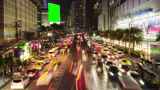 泰国曼谷下班后高峰时段，佩奇布里路夜间交通堵塞。视频素材