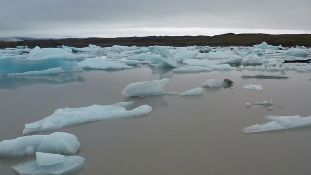 4K航拍Jokulsarlon礁湖的冰山与戏剧性的云视频素材