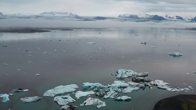 4K航拍Jokulsarlon礁湖的冰山与戏剧性的云视频素材