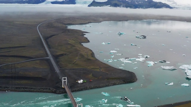 4K航拍Jokulsarlon礁湖的冰山与戏剧性的云视频素材