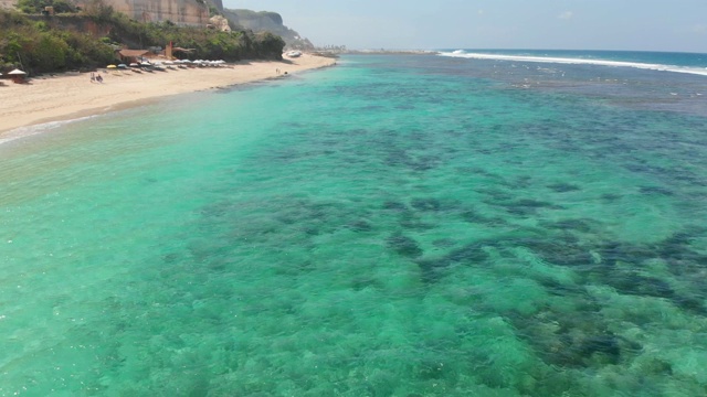 巴厘岛蔚蓝海岸和沙滩的鸟瞰图视频素材