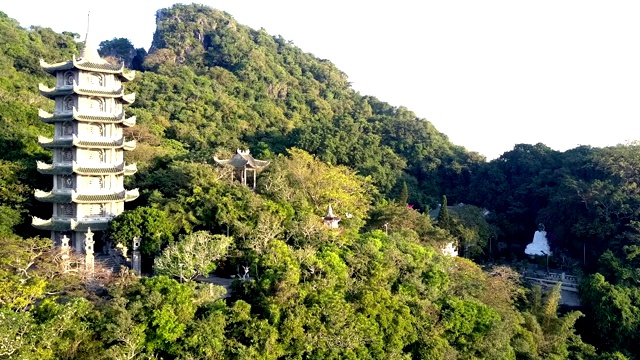 鸟瞰图宝塔之间的野生热带丛林山上视频素材