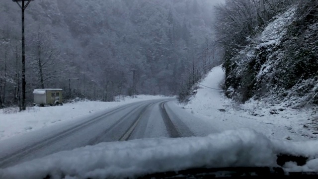 白天在暴风雪中开车。视频素材