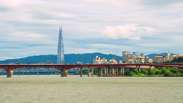 时光流逝拍摄的首尔城市景观，乐天大厦，汉江和高速公路上的交通，韩国视频素材