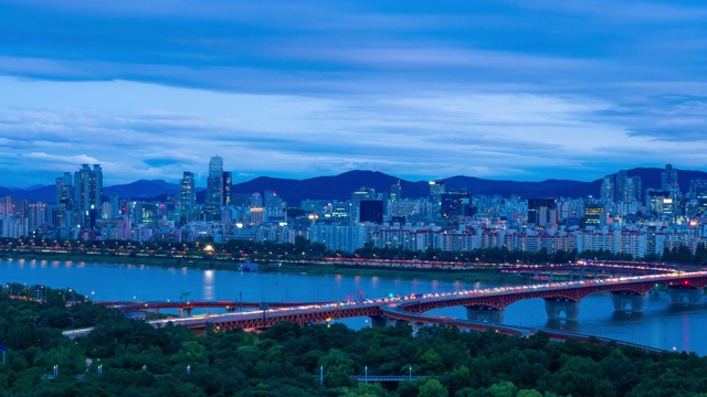 韩江和韩国高速公路上的交通，从白天到夜晚的时间流逝拍摄首尔的城市景观视频素材