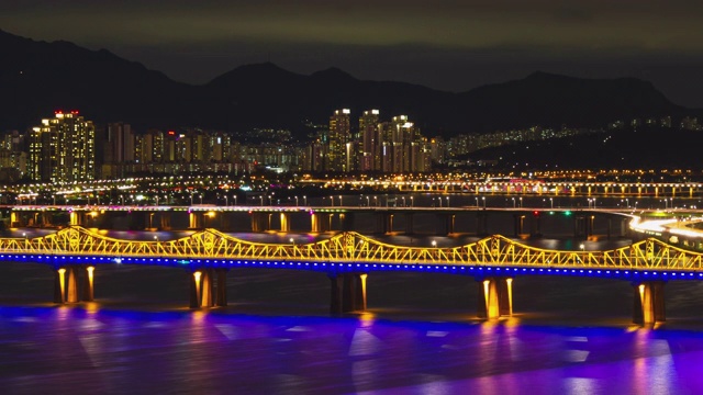 汉江和高速公路上的汉江夜景，韩国视频素材