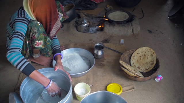 来自古吉拉特邦的家庭主妇制作印度传统健康食品Bajra Rotla视频素材