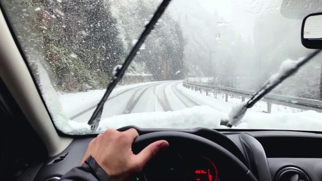 白天在暴风雪中开车。视频素材