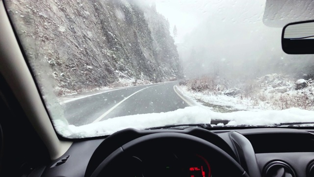 白天在暴风雪中开车。视频素材