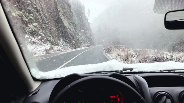 白天在暴风雪中开车。视频素材