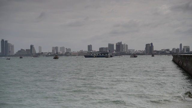 海滩道路的景色。船停泊在海湾里。有些去出差了视频下载