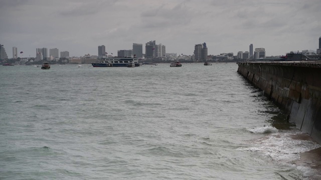 海滩道路的景色。船停泊在海湾里。有些去出差了视频下载