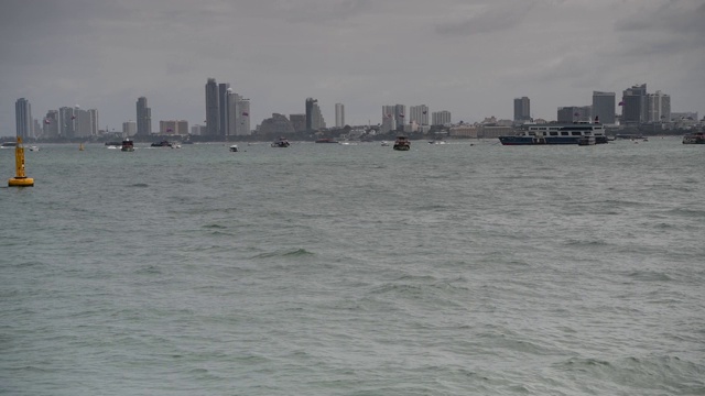 海滩道路的景色。船停泊在海湾里。有些去出差了视频下载