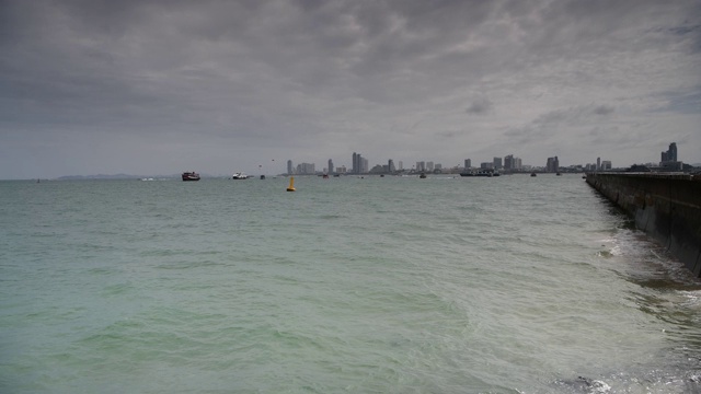 海滩道路的景色。船停泊在海湾里。有些去出差了视频下载