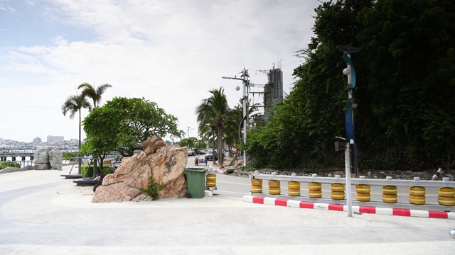 海滩道路的景色。船停泊在海湾里。有些去出差了视频素材