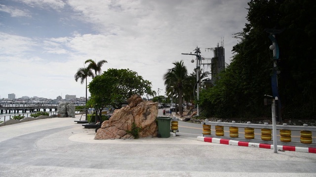 海滩道路的景色。船停泊在海湾里。有些去出差了视频下载