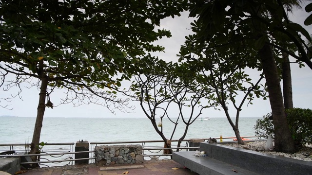 海滩道路的景色。船停泊在海湾里。有些去出差了视频下载