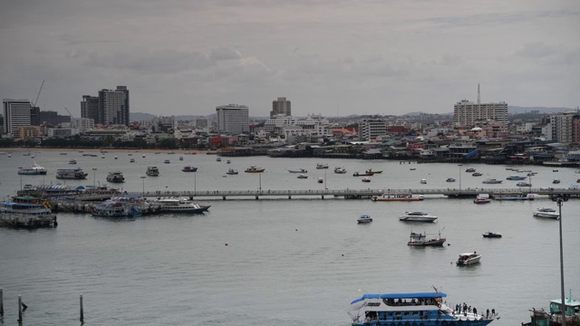 海滩道路的景色。船停泊在海湾里。有些去出差了视频下载