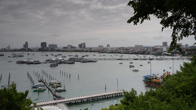 海滩道路的景色。船停泊在海湾里。有些去出差了视频素材