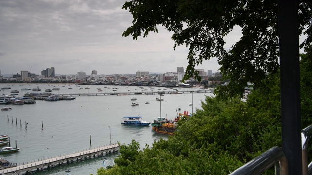 海滩道路的景色。船停泊在海湾里。有些去出差了视频下载