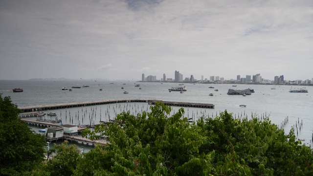 海滩道路的景色。船停泊在海湾里。有些去出差了视频下载