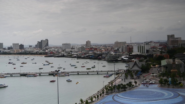 海滩道路的景色。船停泊在海湾里。有些去出差了视频下载