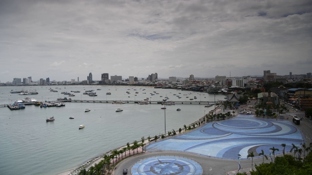 海滩道路的景色。船停泊在海湾里。有些去出差了视频下载