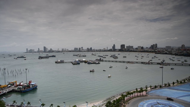 海滩道路的景色。船停泊在海湾里。有些去出差了视频素材