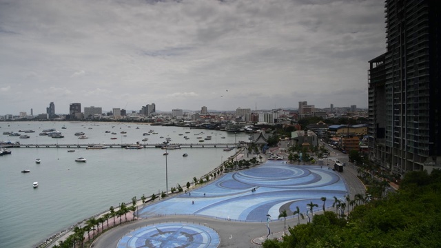 海滩道路的景色。船停泊在海湾里。有些去出差了视频素材