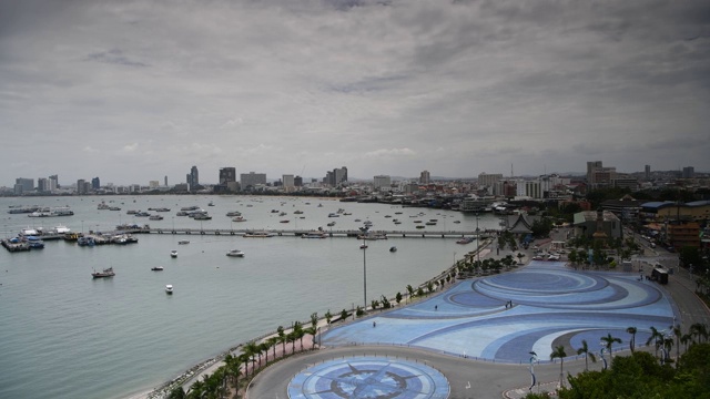 海滩道路的景色。船停泊在海湾里。有些去出差了视频下载