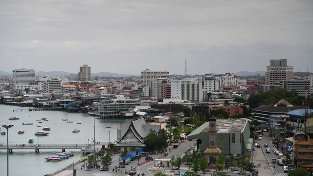 海滩道路的景色。船停泊在海湾里。有些去出差了视频下载