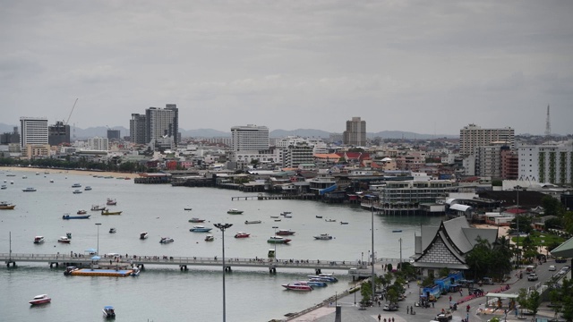 海滩道路的景色。船停泊在海湾里。有些去出差了视频素材