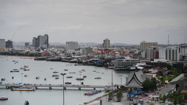 海滩道路的景色。船停泊在海湾里。有些去出差了视频下载