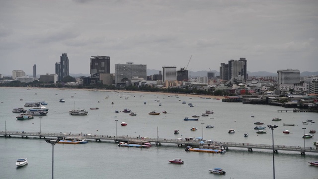 海滩道路的景色。船停泊在海湾里。有些去出差了视频下载