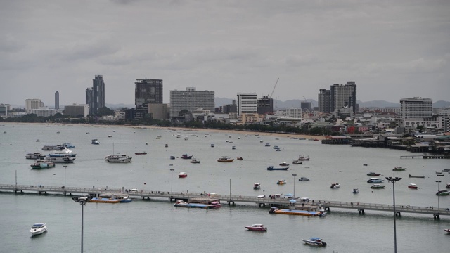 海滩道路的景色。船停泊在海湾里。有些去出差了视频下载